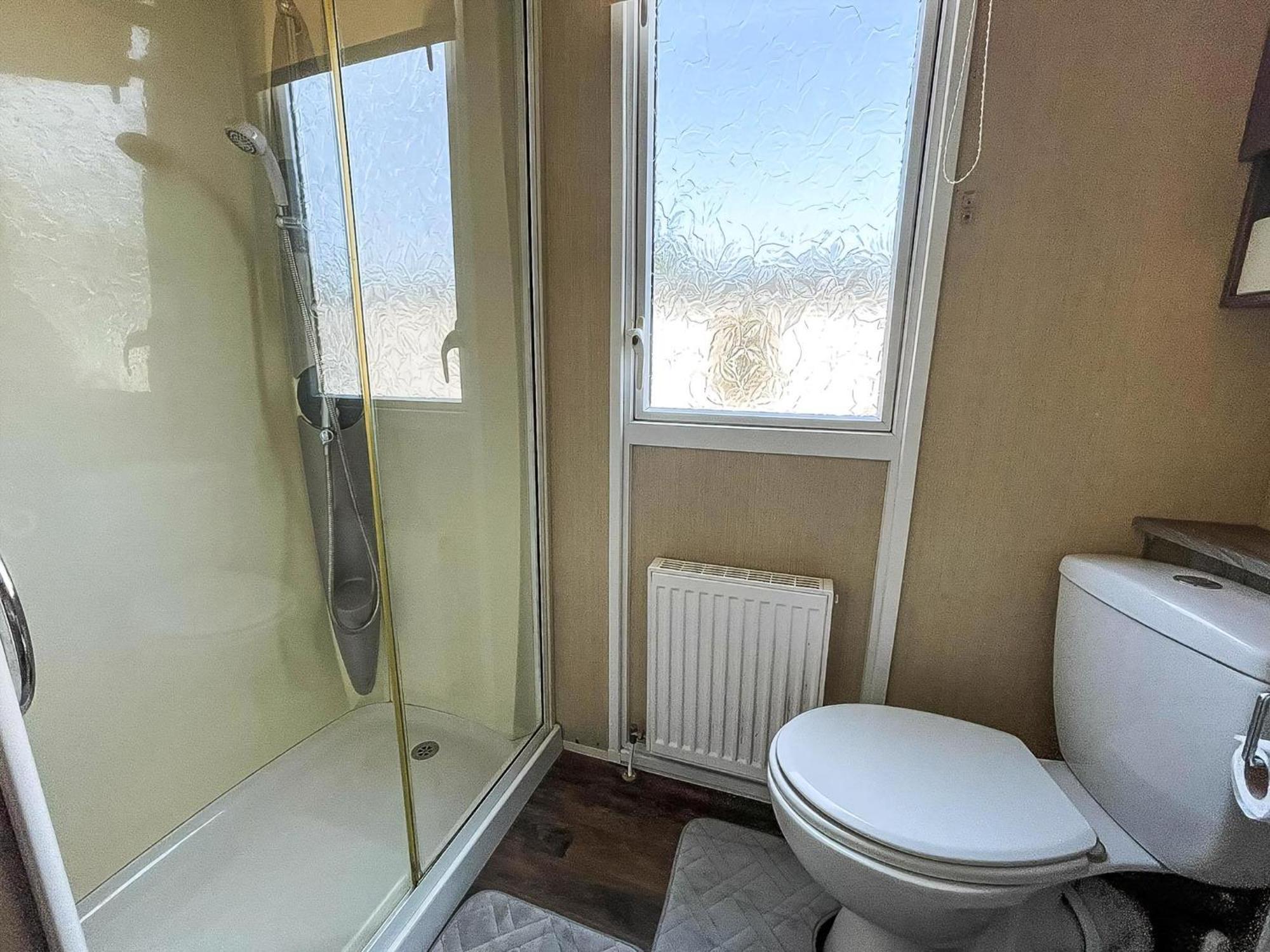 Beautiful Caravan With Decking At Oaklands Holidaypark Ref 39006Bg Клактон-он-Си Экстерьер фото