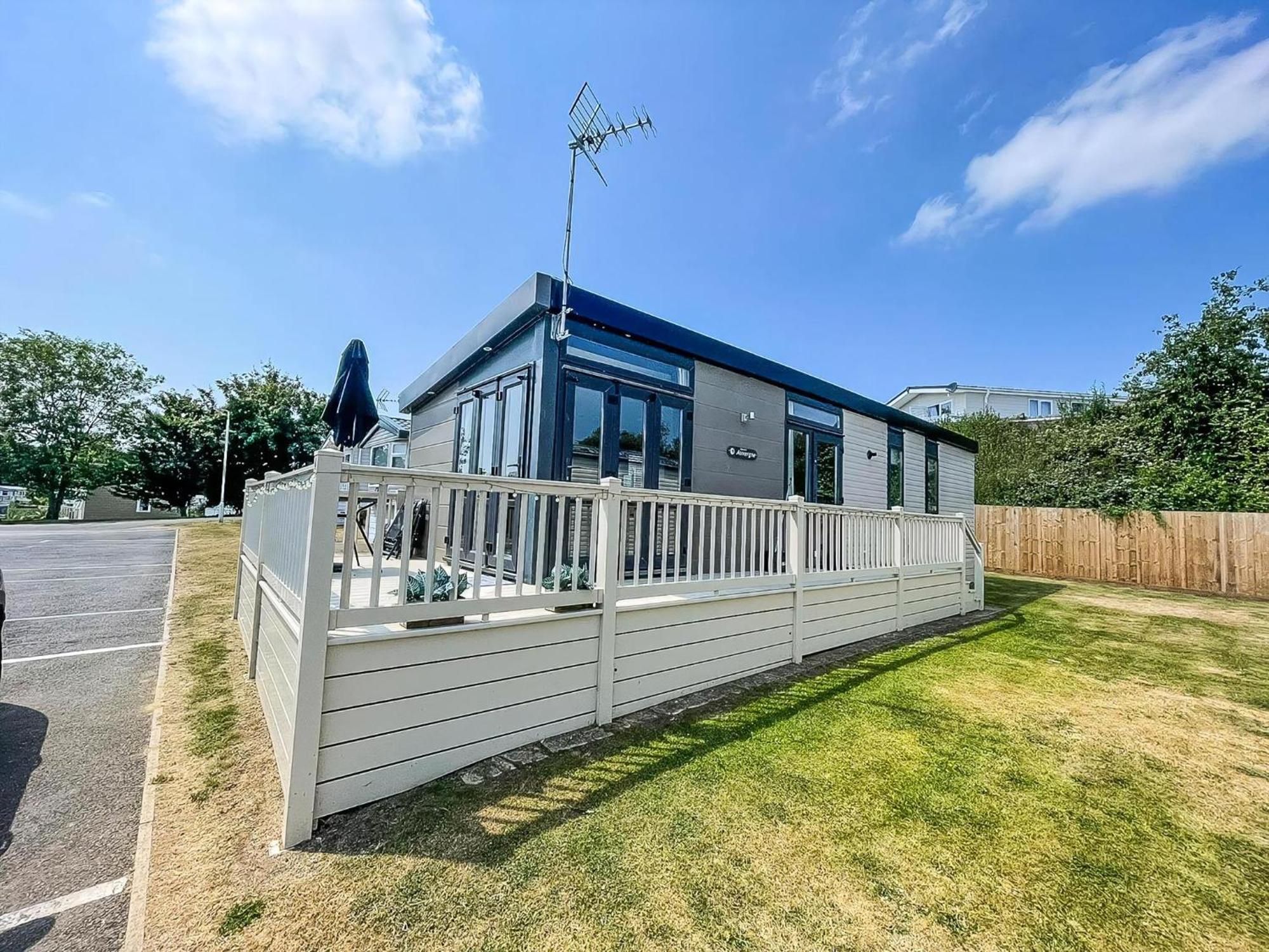 Beautiful Caravan With Decking At Oaklands Holidaypark Ref 39006Bg Клактон-он-Си Экстерьер фото